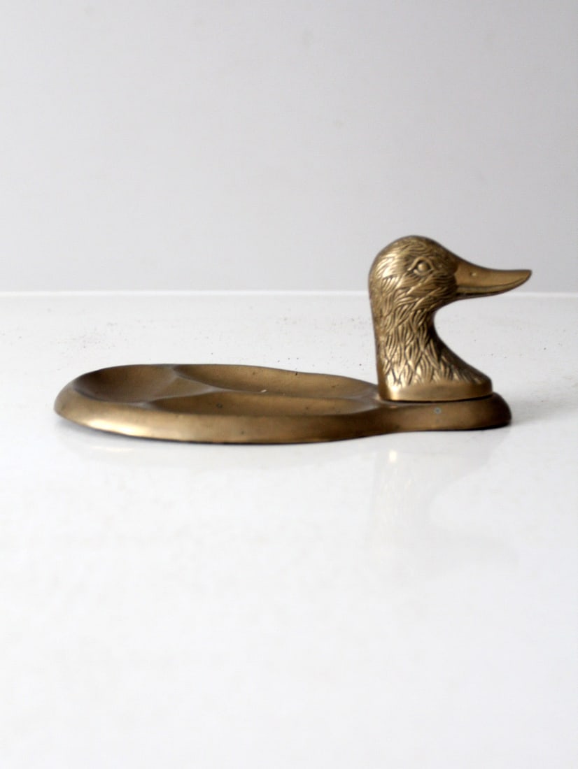 Vintage Solid Brass Duck Valet Tray with Intricate Metalwork: Vintage Solid Brass Duck Valet Tray with Intricate Metalwork Introducing a charming vintage brass duck valet tray, meticulously crafted from solid brass. This unique piece showcases intricate metalwor