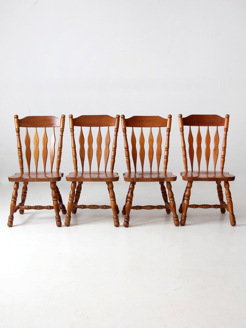 Windsor Style Vintage Oak Dining Chairs Set of 4: Windsor Style Vintage Oak Dining Chairs Set of 4 Elevate your dining experience with this charming set of four vintage dining chairs, crafted in the classic Windsor style and dating back to the mid-20