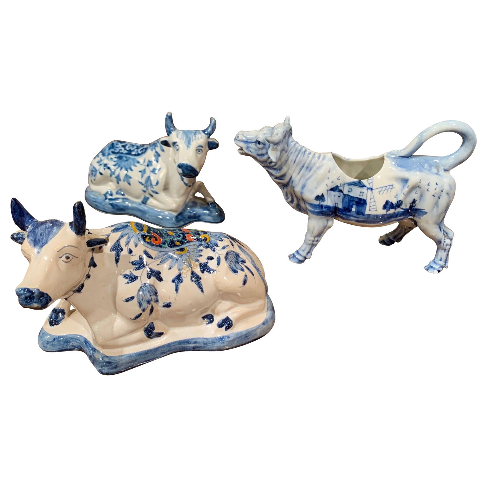 Set of 3 Midcentury Dutch Delft Blue White Hand-Painted Cow Figures: Set of 3 Midcentury Dutch Delft Blue White Hand-Painted Cow Figures This charming set of three midcentury Dutch porcelain cow figures, attributed to Delft, showcases exquisite hand-painted craftsmansh