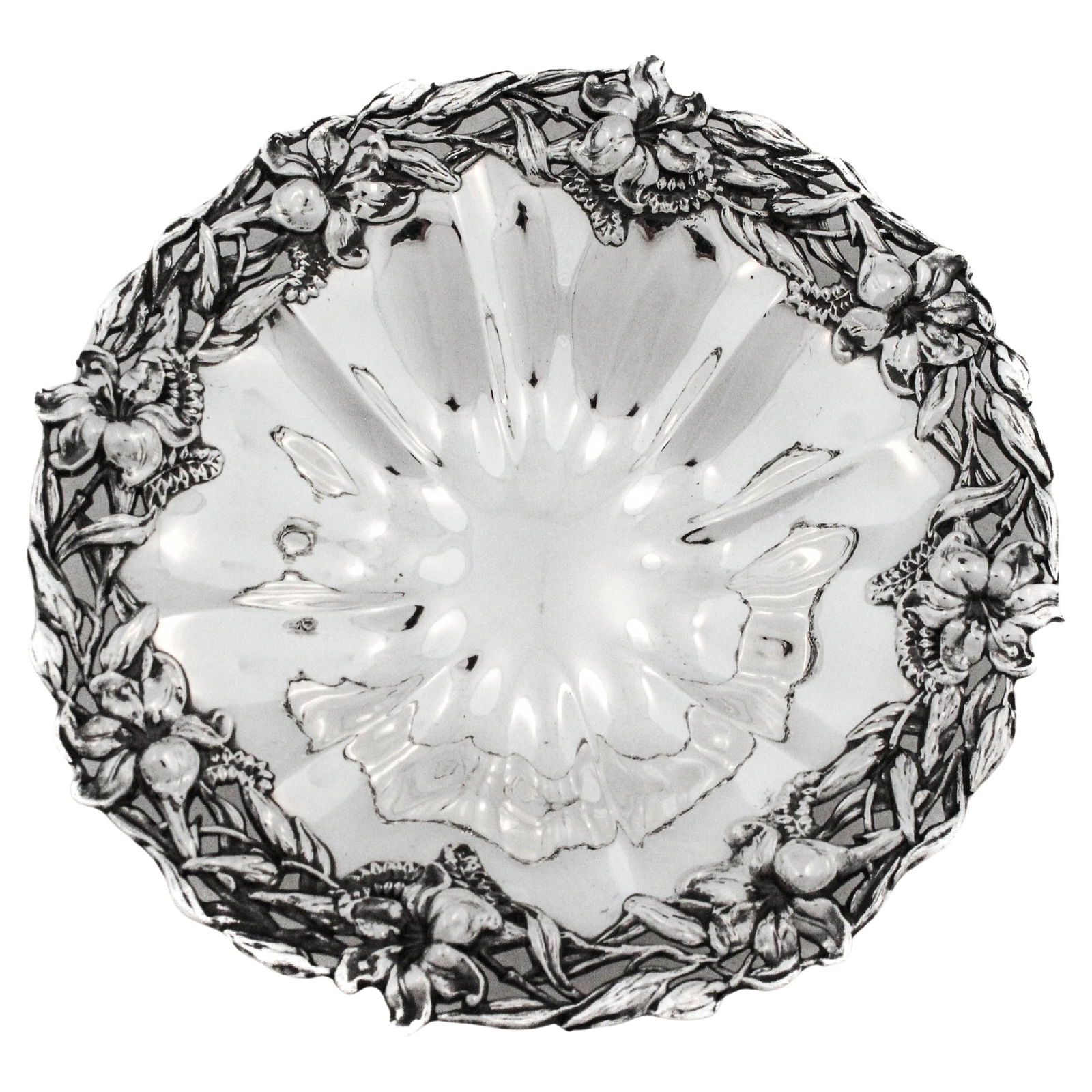 Redlich & Company Art Nouveau Sterling Silver Decorative Bowl 1890s: Redlich & Company Art Nouveau Sterling Silver Decorative Bowl 1890s This exquisite decorative bowl, crafted by Redlich & Company, showcases the elegance of the Art Nouveau style from the late nineteen