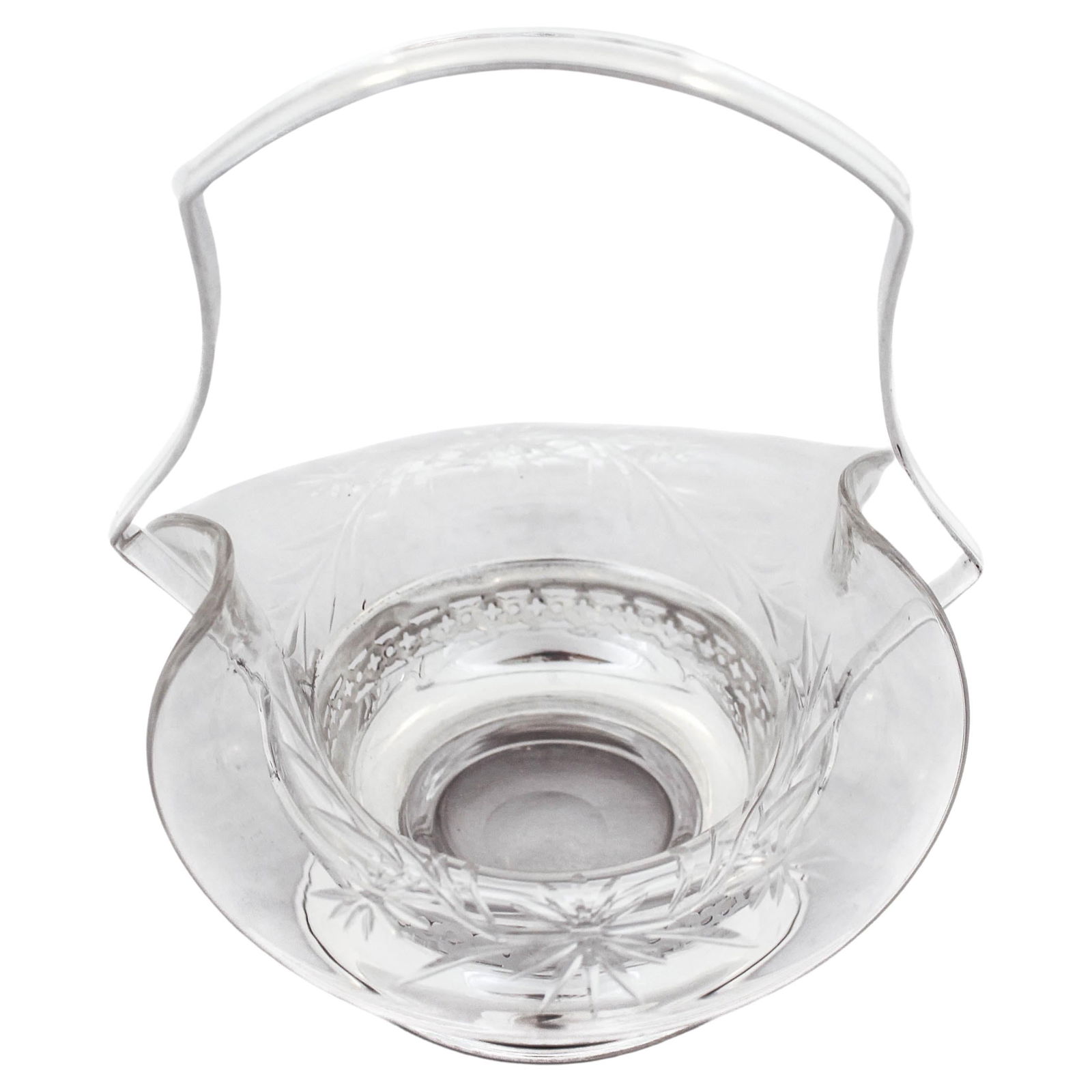 Meriden Britannia Sterling Silver Basket with Crystal Liner 1920s: Meriden Britannia Sterling Silver Basket with Crystal Liner 1920s Presenting a charming sterling silver basket featuring a crystal liner, crafted circa the 1920s. The basket showcases a delicate retic