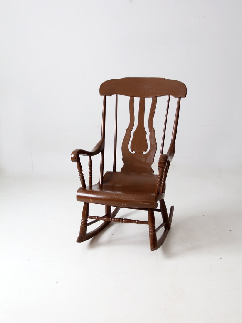 Vintage Antique Wooden Rocking Chair with Fiddleback Design: Vintage Antique Wooden Rocking Chair with Fiddleback Design This charming antique rocking chair showcases a beautifully crafted wooden structure, featuring a pierced fiddleback design, elegantly scrol