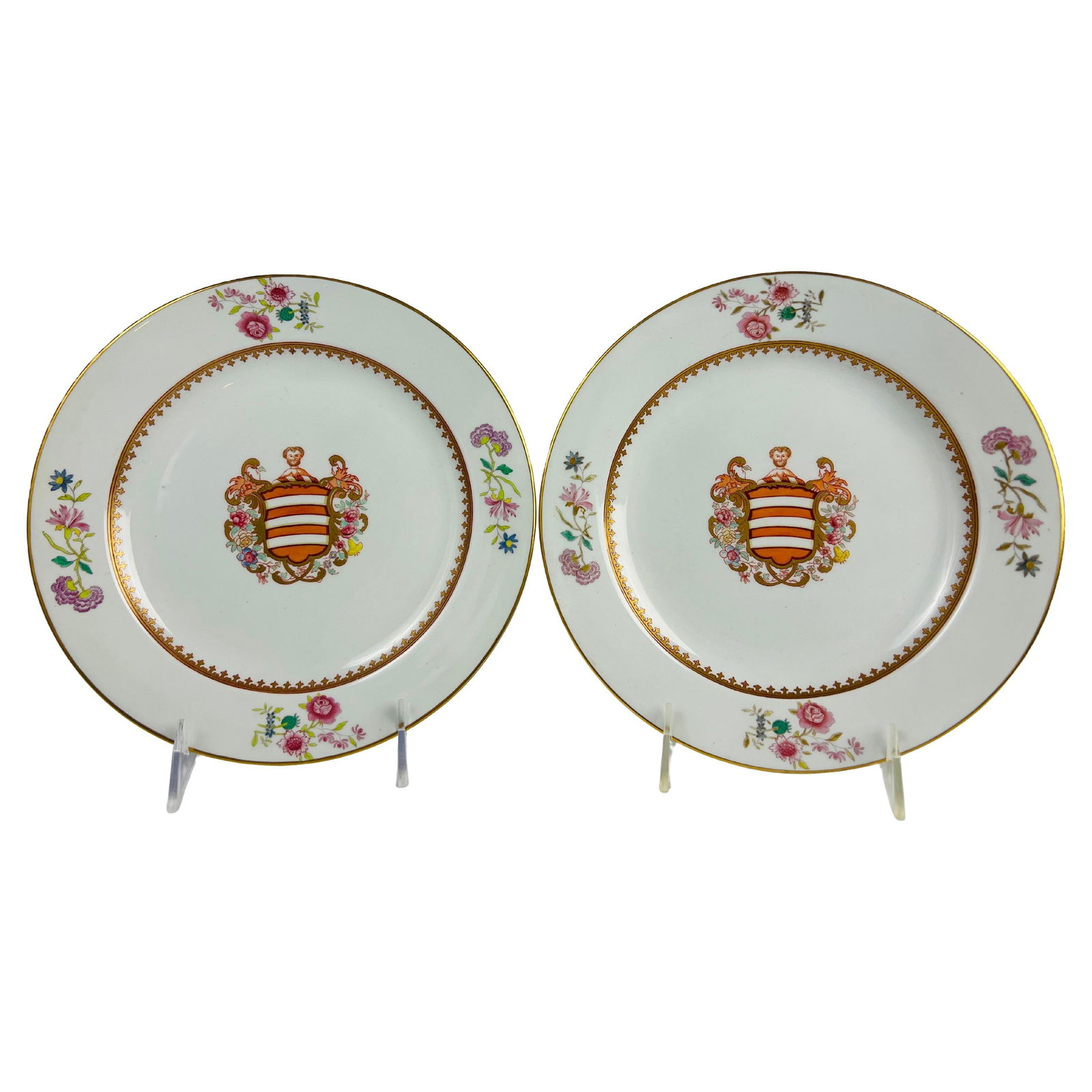 Set of 2 Early 19th Century Davenport Armorial Porcelain 9 Inch Plates: Set of 2 Early 19th Century Davenport Armorial Porcelain 9 Inch Plates This exquisite pair of early 19th-century Davenport porcelain plates showcases the elegance and craftsmanship characteristic of t