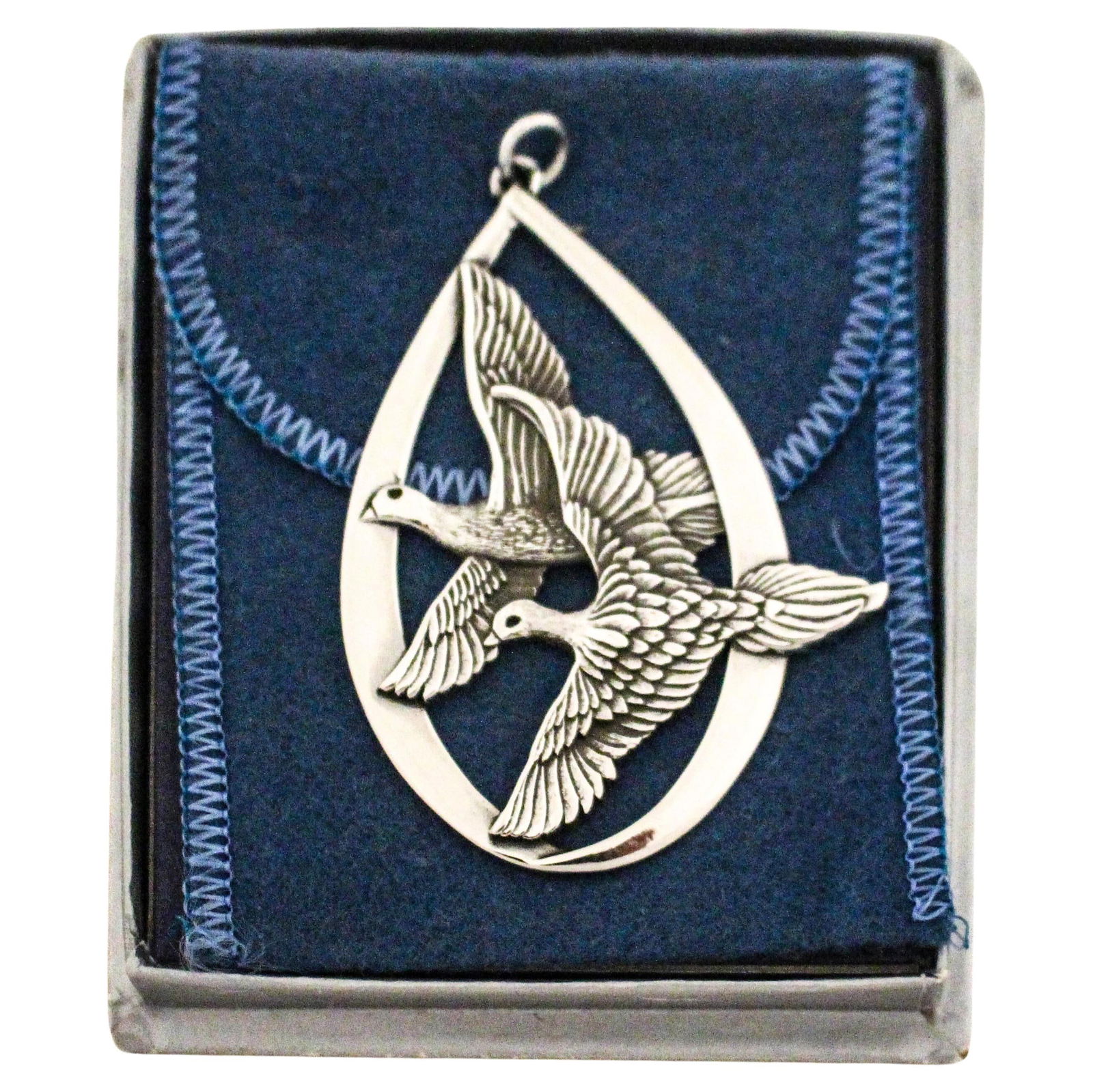 Wallace Silversmiths Sterling Silver Christmas Ornament 1972 Peace on Earth: Wallace Silversmiths Sterling Silver Christmas Ornament 1972 Peace on Earth Celebrate the holiday season with this exquisite sterling silver Christmas ornament by Wallace Silversmiths. Crafted in 1972