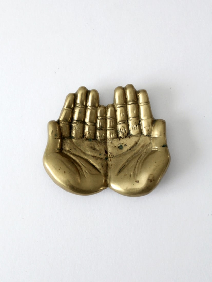 Mid-Century Brass Cupped Hands Sculpture for Decor: Mid-Century Brass Cupped Hands Sculpture for Decor Enhance your home decor with this exquisite mid-century brass sculpture featuring cupped hands. Ideal for tabletop or wall display, this captivating