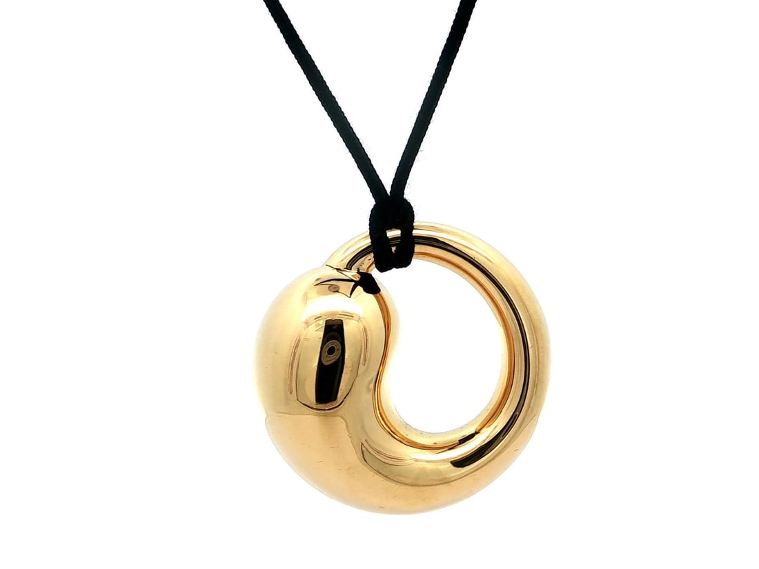 Tiffany & Co. Elsa Peretti 18k Yellow Gold XL Eternal Circle Pendant: Tiffany & Co. Elsa Peretti 18k Yellow Gold XL Eternal Circle Pendant Discover the elegance of the Tiffany & Co. Elsa Peretti Extra Large XL Eternal Circle Pendant, crafted from solid 18k yellow gold.