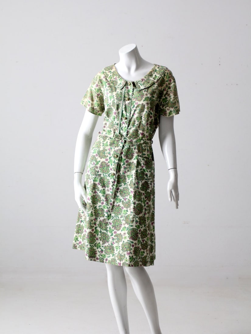 Vintage 1950s Paisley Print Dress Green Purple Cream: Vintage 1950s Paisley Print Dress Green Purple Cream Step back in time with this charming vintage 1950s paisley print dress. Adorned in a delightful combination of green, purple, and cream, this dress