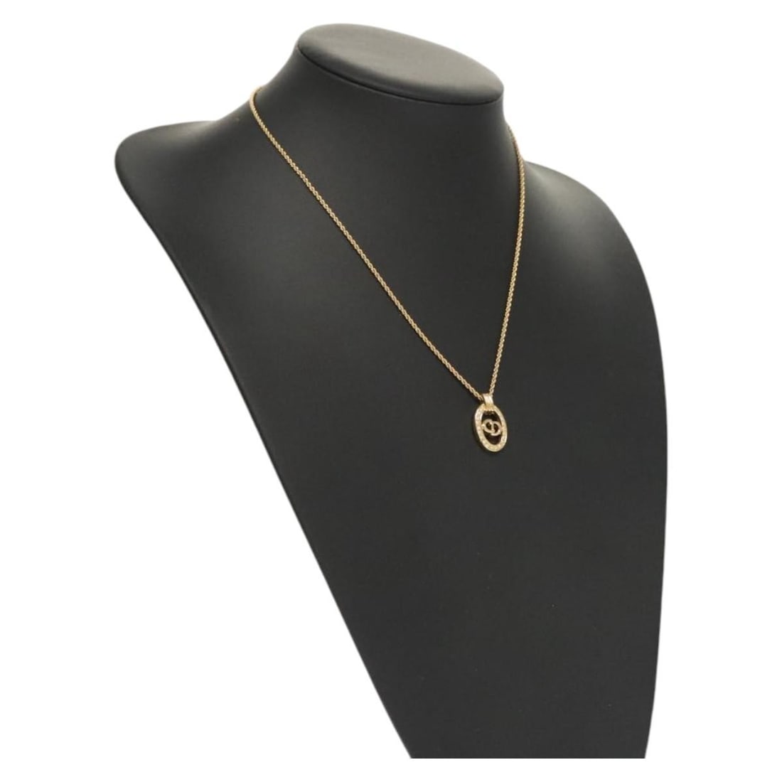 Christian Dior Gold Metal Necklace Authentic YK18085: Christian Dior Gold Metal Necklace Authentic YK18085 This exquisite Christian Dior necklace is crafted from high-quality metal with a stunning gold finish. With a total length of approximately 45 cm (