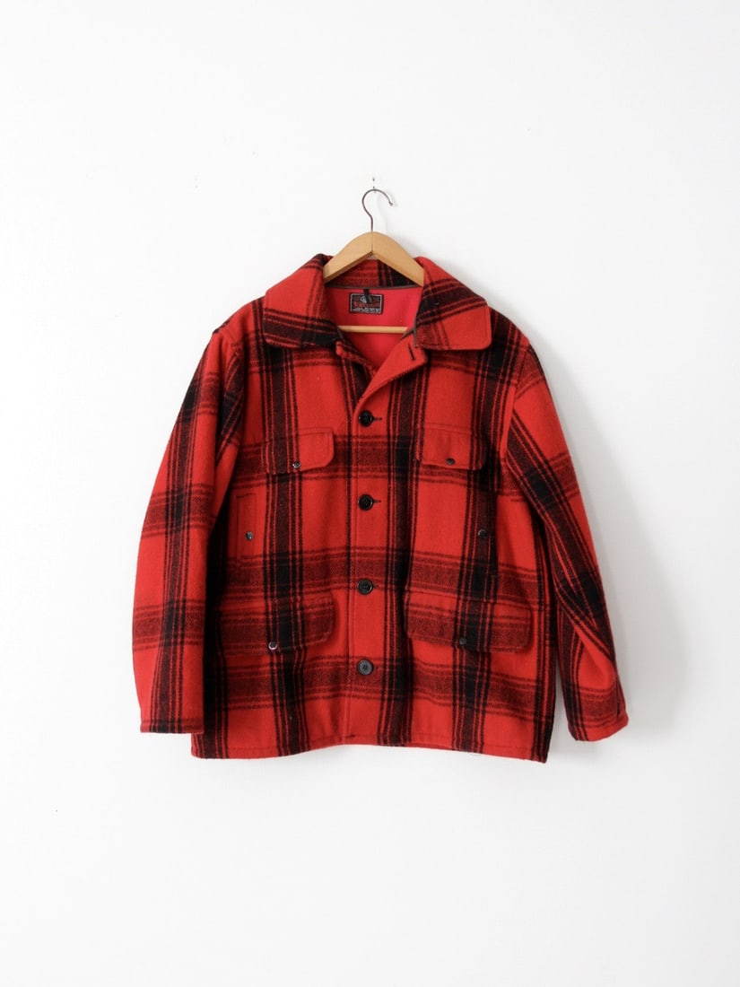 Vintage Johnson Woolen Mills Mackinaw Jacket Red Black Plaid Wool 1940s: Vintage Johnson Woolen Mills Mackinaw Jacket Red Black Plaid Wool 1940s Introducing a remarkable Vintage Mackinaw Jacket from Johnson Woolen Mills, dating back to the 1940s-1950s. This classic America