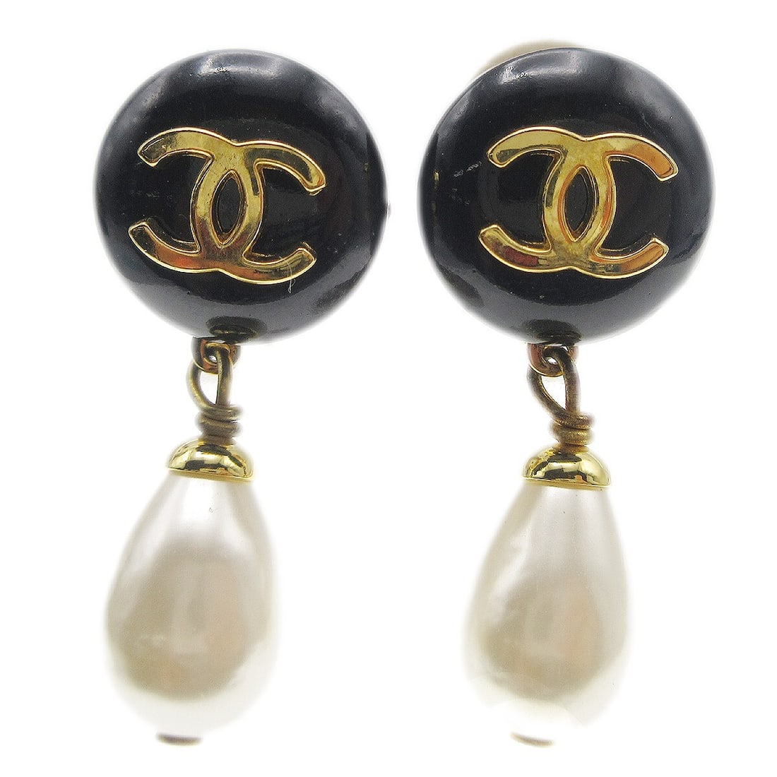 Chanel 95A Black Gold Clip-On Dangle Earrings with Artificial Pearls: Chanel 95A Black Gold Clip-On Dangle Earrings with Artificial Pearls Elevate your style with these exquisite Chanel Dangle Earrings. Crafted with a sophisticated clip-on closure, these earrings featur
