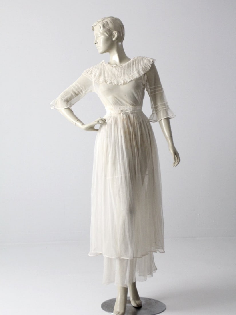 Antique Victorian White Dress with Ruffled Neckline and Tiered Skirt: Antique Victorian White Dress with Ruffled Neckline and Tiered Skirt This stunning Victorian White Dress is a beautiful representation of the late Victorian period. Crafted from sheer white fabric, it
