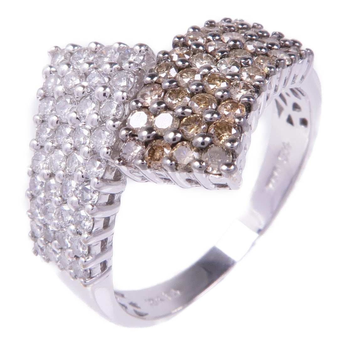 Exquisite 18K White Gold Diamond Ring US7.5: Exquisite 18K White Gold Diamond Ring US7.5 This exquisite diamond ring is crafted from 18K white gold, featuring a stunning clear diamond as the main stone. With a size of US 7.5, it is designed for