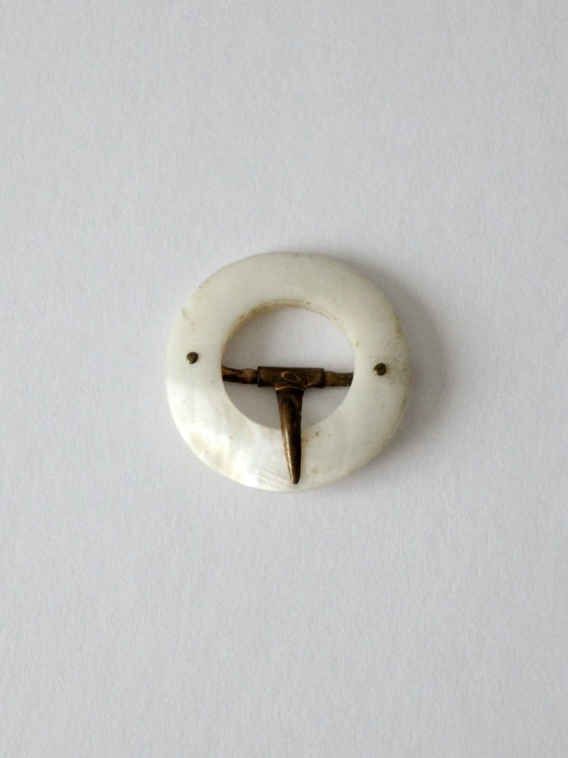 Victorian Round Mother of Pearl Belt Buckle with Brass Tongue: Victorian Round Mother of Pearl Belt Buckle with Brass Tongue This exquisite Victorian belt buckle features a round design crafted from mother of pearl, complemented by a brass tongue. Its elegant and