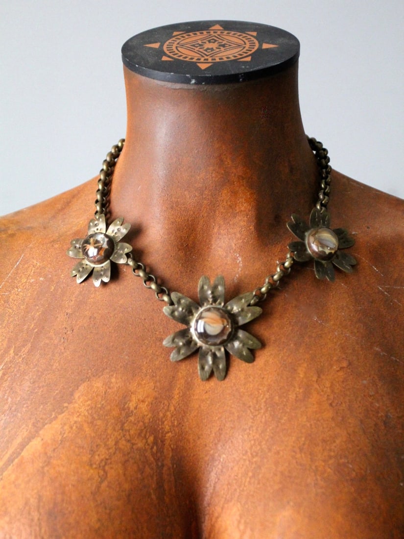 Handcrafted Vintage Floral Brutalist Necklace with Brass and Copper Flowers: Handcrafted Vintage Floral Brutalist Necklace with Brass and Copper Flowers This exquisite vintage brutalist necklace showcases a unique hand-crafted design featuring three stunning brass and copper f