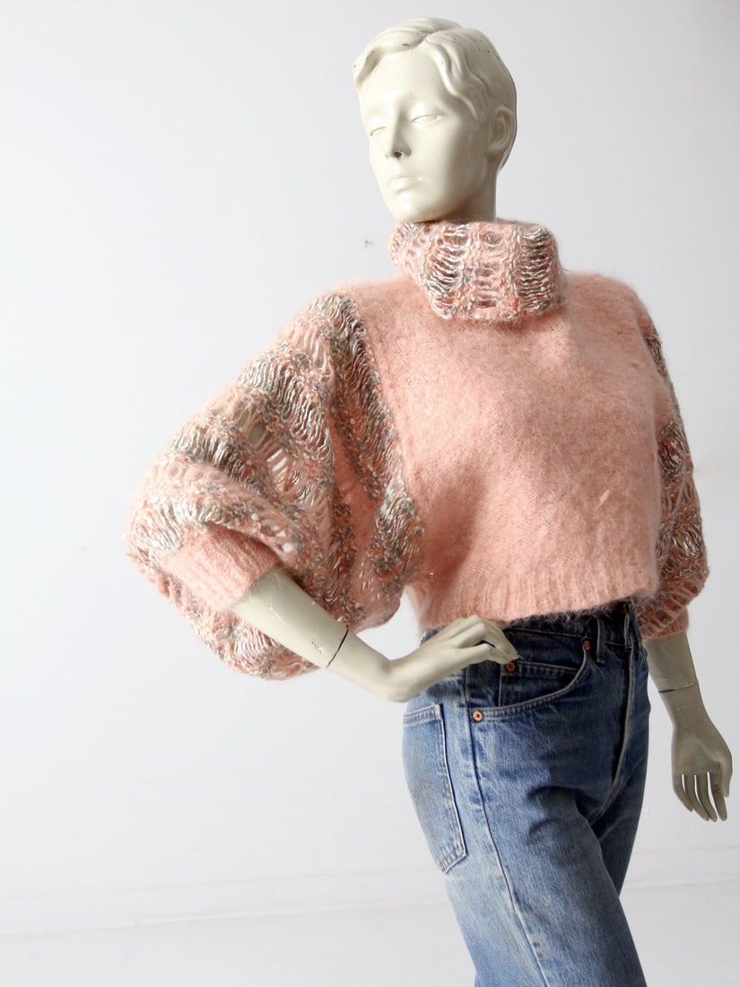 Vintage Hand-Knit Cropped Turtleneck Sweater Pink Wool: Vintage Hand-Knit Cropped Turtleneck Sweater Pink Wool This vintage hand-knit cropped turtleneck sweater is a unique addition to your wardrobe. Crafted from soft peachy pink wool, it features a felted