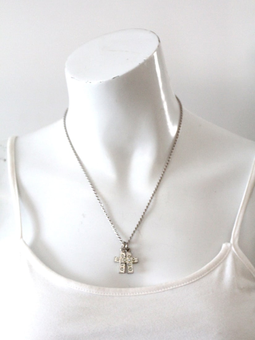 Vintage Double Cross Rhinestone Pendant Necklace 18 Inch: Vintage Double Cross Rhinestone Pendant Necklace 18 Inch This vintage rhinestone cross pendant necklace features two elegantly designed cross pendants suspended from a classic silver chain. The crosse