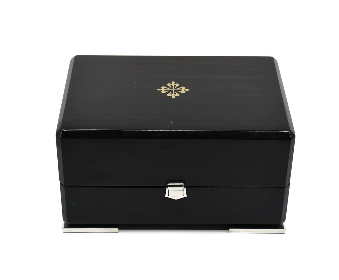 Patek Philippe Authentic Winder Watch Box Presentation Size 9x6x5: Patek Philippe Authentic Winder Watch Box Presentation Size 9x6x5 Presenting the Patek Philippe Winder Watch Box, an elegant presentation box designed for a single watch. This pre-owned box measures 9