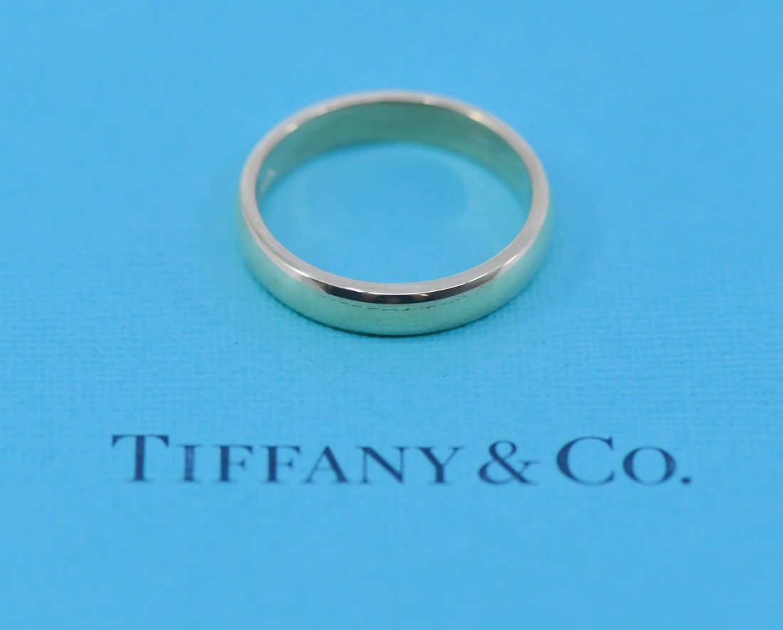 Tiffany & Co 18K Yellow Gold Wedding Band Ring Size 10.5 Authentic: Tiffany & Co 18K Yellow Gold Wedding Band Ring Size 10.5 Authentic This elegant wedding band ring from Tiffany & Co. is crafted in luxurious 18K yellow gold, making it a timeless choice for your speci