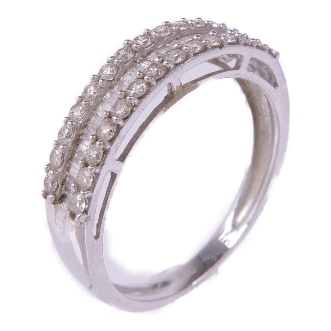 JEWELRY 18K White Gold Diamond Ring Size 6.75: JEWELRY 18K White Gold Diamond Ring Size 6.75 This stunning diamond ring features a brilliant diamond set in luxurious 18K white gold. The ring is designed in a classic style and offers a perfect blen