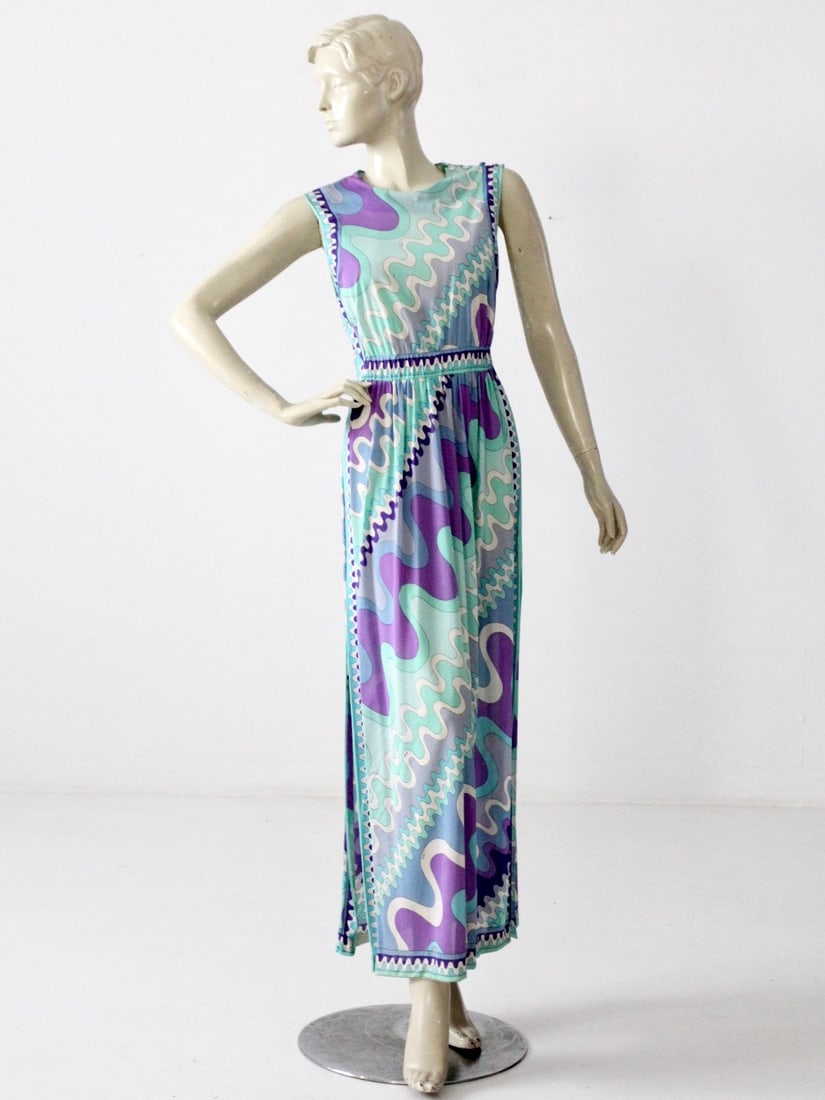 1960s Emilio Pucci Form Fit Rogers Vintage Night Dress: 1960s Emilio Pucci Form Fit Rogers Vintage Night Dress Experience vintage elegance with this 1960s Emilio Pucci for Form Fit Rogers night dress. Crafted from 100% nylon, this loungewear piece showcase