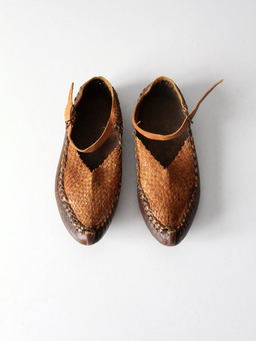 Vintage Turkish Woven Leather Shoes with Ankle Strap Women 8: Vintage Turkish Woven Leather Shoes with Ankle Strap Women 8 Step into elegance with these Vintage Turkish Woven Leather Shoes, meticulously handcrafted for a unique touch. Featuring a classic pointed