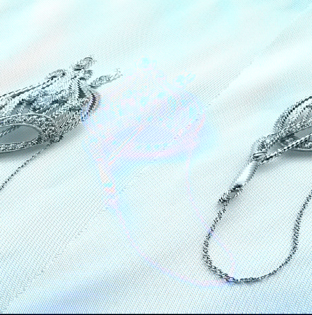 Elegant French Platinum Diamond Brooch 0.85ct F VS: Elegant French Platinum Diamond Brooch 0.85ct F VS Discover the elegance of this exquisite French platinum diamond brooch, showcasing exceptional craftsmanship and design. This stunning piece features