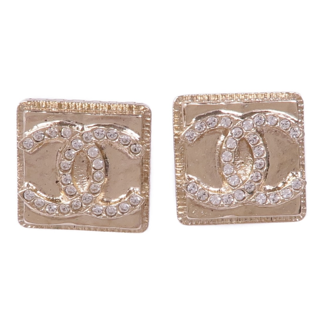 CHANEL Gold Pierced Earrings High Quality Design: CHANEL Gold Pierced Earrings High Quality Design Elevate your accessory collection with these exquisite CHANEL CC Earrings. Crafted in a stunning gold tone, these pierced earrings embody the essence o