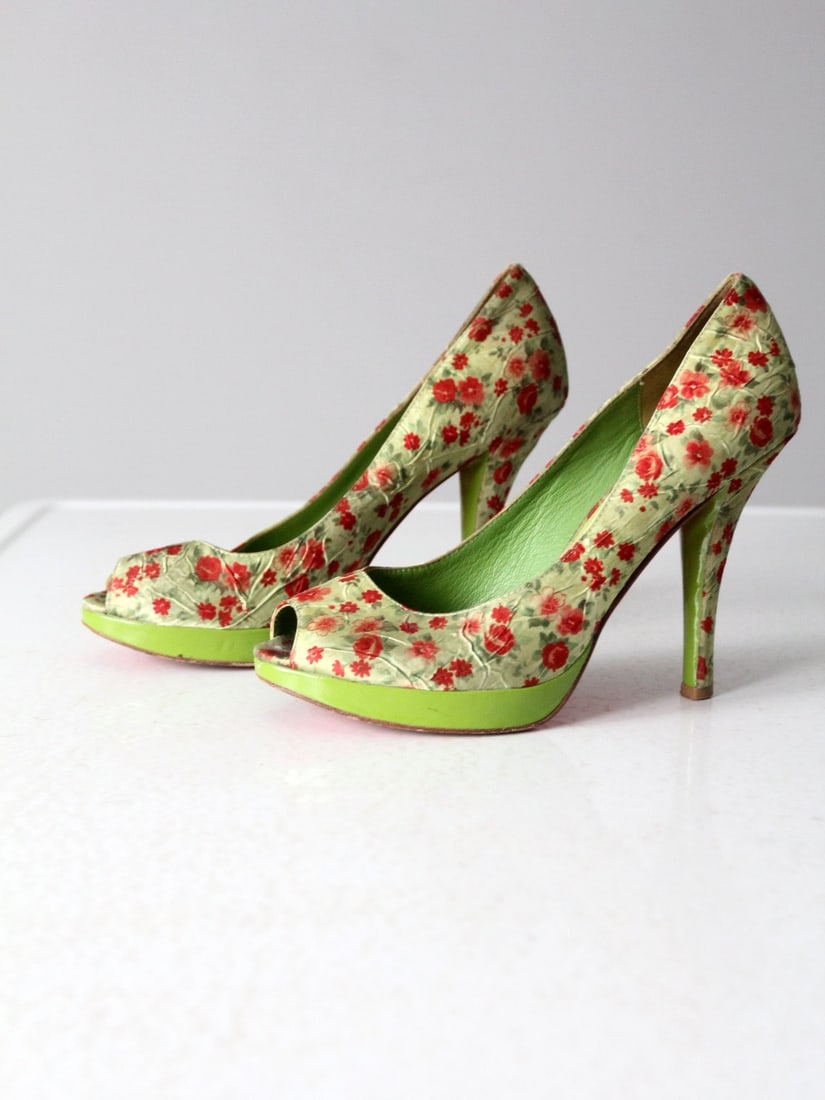 Betsey Johnson Green Floral Stiletto Pumps Size 8 High Heels: Betsey Johnson Green Floral Stiletto Pumps Size 8 High Heels Elevate your style with these stunning pre-owned Betsey Johnson high heel stilettos. These feminine pumps showcase a vibrant green satin fa