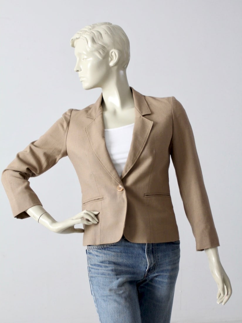 1980s Vintage Linen Blazer with Union Label: 1980s Vintage Linen Blazer with Union Label This exquisite 1980s vintage linen blazer showcases a classic design ideal for both casual and formal occasions. Crafted from a smart nubby cloth, this blaz