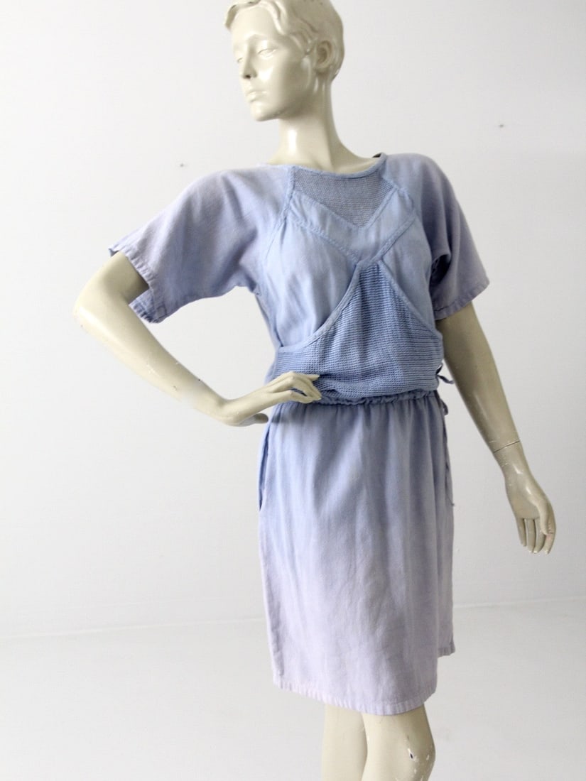 Vintage 80s Sky Blue Cotton Mesh Dress with Pockets: Vintage 80s Sky Blue Cotton Mesh Dress with Pockets Step back into the vibrant 80s with this vintage cotton mesh dress. Crafted from 100% cotton, this breezy sky blue dress features distinctive mesh p