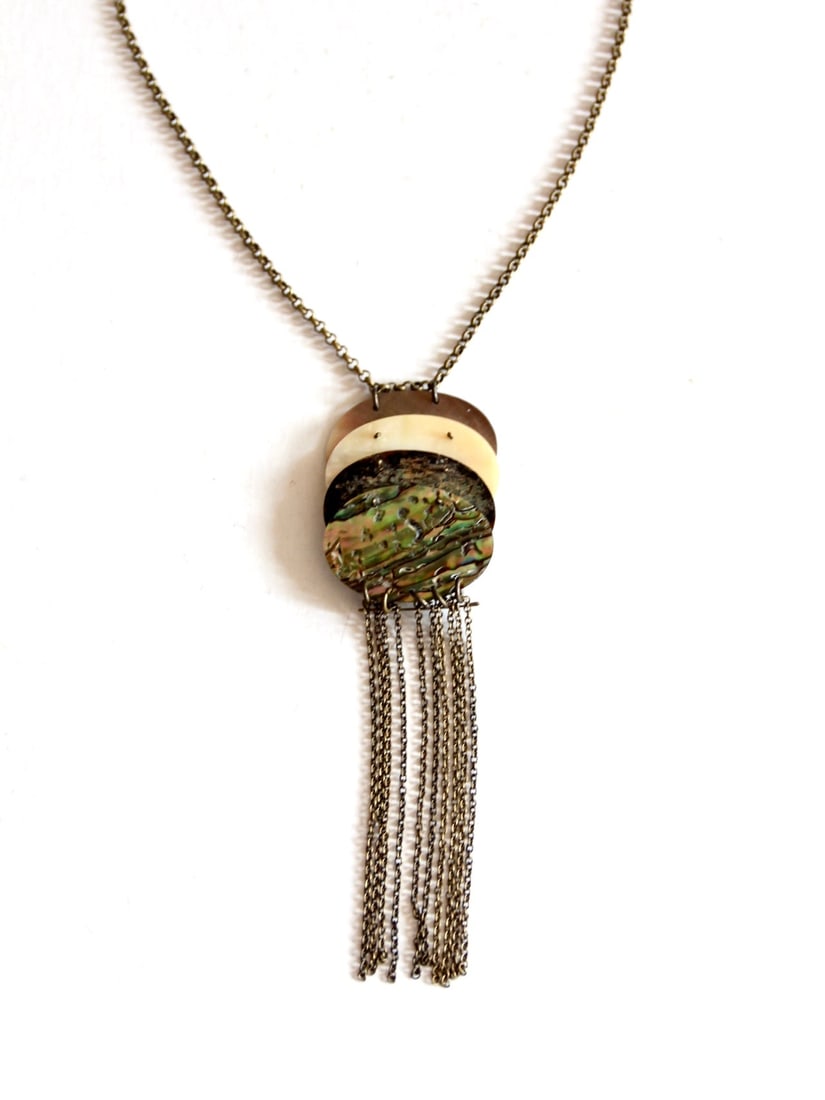 Vintage Boho Green Abalone Shell Tassel Necklace Adjustable Chain: Vintage Boho Green Abalone Shell Tassel Necklace Adjustable Chain Elevate your accessory collection with this Vintage Boho Abalone Shell Tassel Necklace. This exquisite piece features tiered Mexican s