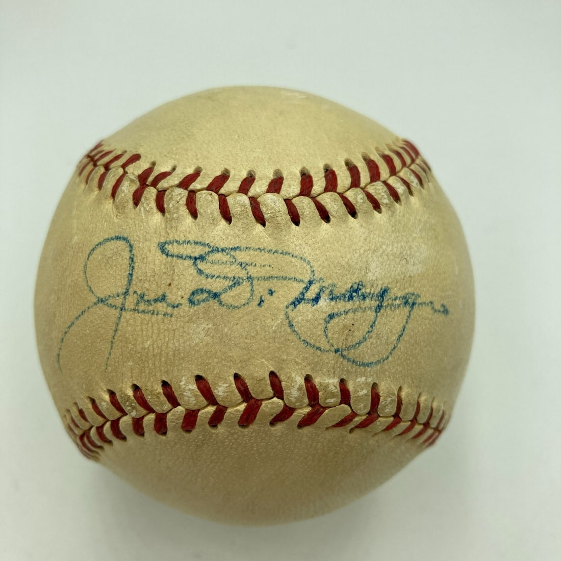 1940s Joe Dimaggio Signed Baseball with JSA Authentication: 1940s Joe Dimaggio Signed Baseball with JSA Authentication This is a stunning single signed baseball from the 1940s, featuring the legendary Joe DiMaggio during his playing days. The ball is an offici
