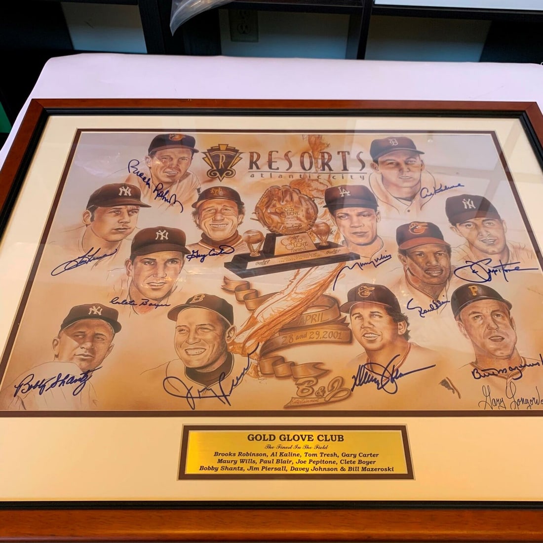 Gold Glove Winners Club Signed Lithograph by Gary Longordo: Gold Glove Winners Club Signed Lithograph by Gary Longordo This stunning large lithograph celebrates the Gold Glove Winners Club, featuring an iconic illustration by Gary Longordo. Measuring 30-3/8 x