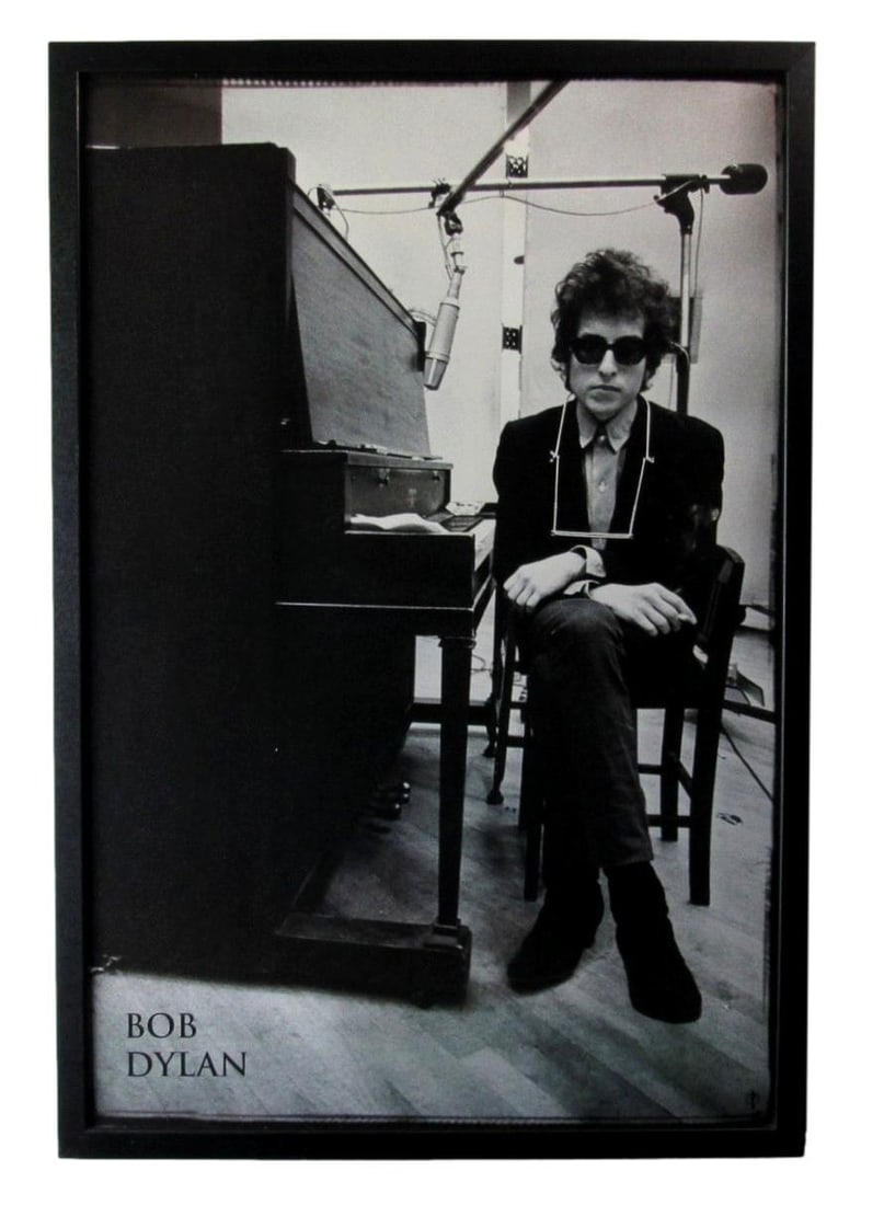Framed 24x36 Black and White Bob Dylan Vintage Poster Unsigned: Framed 24x36 Black and White Bob Dylan Vintage Poster Unsigned This vintage Bob Dylan black and white poster measures 24x36 inches and comes framed. The overall frame size is 25 inches x 38 inches, ma