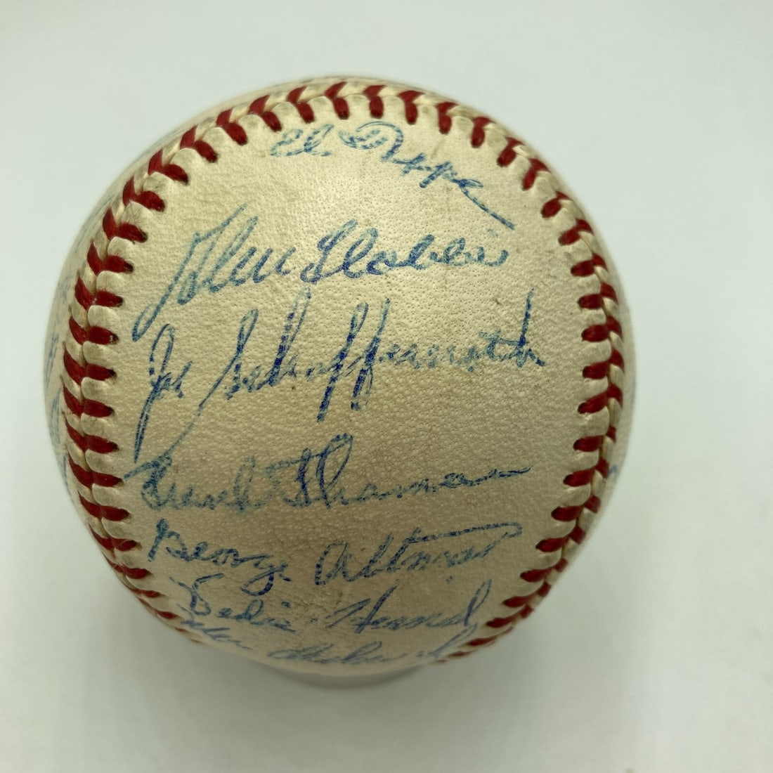 1960 Chicago Cubs Team Signed Baseball with Ernie Banks Authentication Guaranteed: 1960 Chicago Cubs Team Signed Baseball with Ernie Banks Authentication Guaranteed This is an original 1960 Chicago Cubs team signed National League baseball featuring the legendary Ernie Banks. The ba