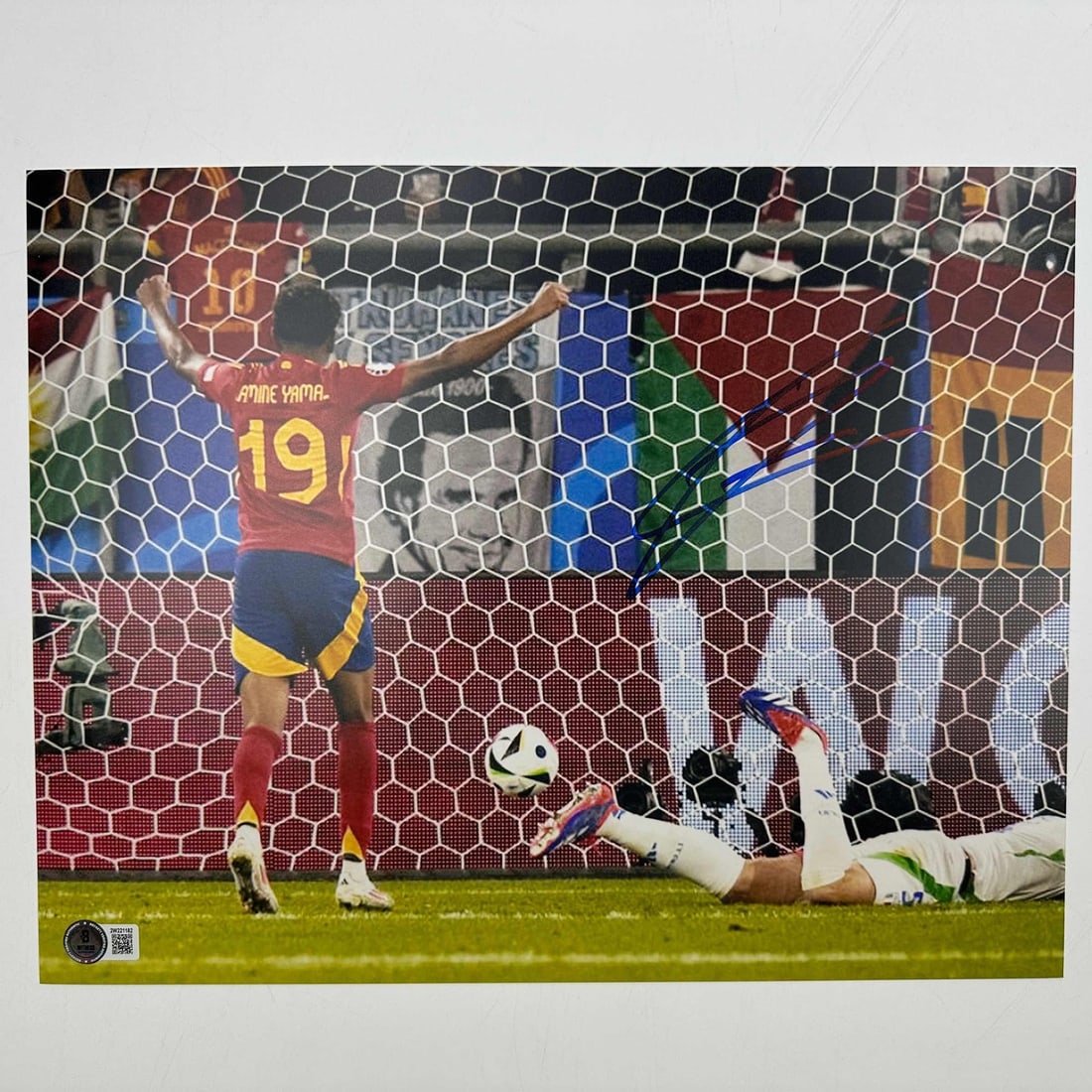 Lamine Yamal Autographed Spain 11x14 Soccer Photo Beckett COA: Lamine Yamal Autographed Spain 11x14 Soccer Photo Beckett COA This is an original autographed 11x14 soccer photo of Lamine Yamal, representing Spain. The item includes authentication from Beckett Grad
