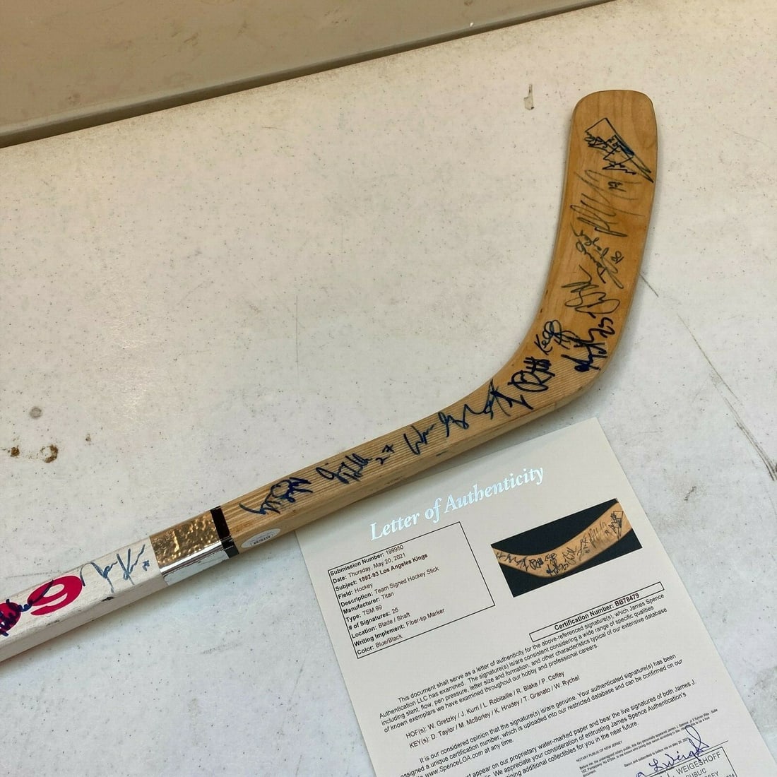 1992-93 Kings Signed Hockey Stick 26 Signatures Including Gretzky JSA COA: 1992-93 Kings Signed Hockey Stick 26 Signatures Including Gretzky JSA COA This is a remarkable 1992-93 Los Angeles Kings Stanley Cup Team Signed Stick featuring an impressive collection of 26 signatur