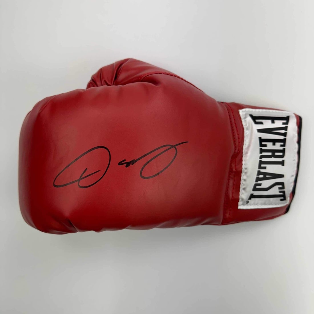 Oscar De La Hoya Red Everlast Autographed Boxing Glove Beckett COA: Oscar De La Hoya Red Everlast Autographed Boxing Glove Beckett COA This is an authentic, autographed red Everlast boxing glove signed by boxing legend Oscar De La Hoya. The glove comes with third-part