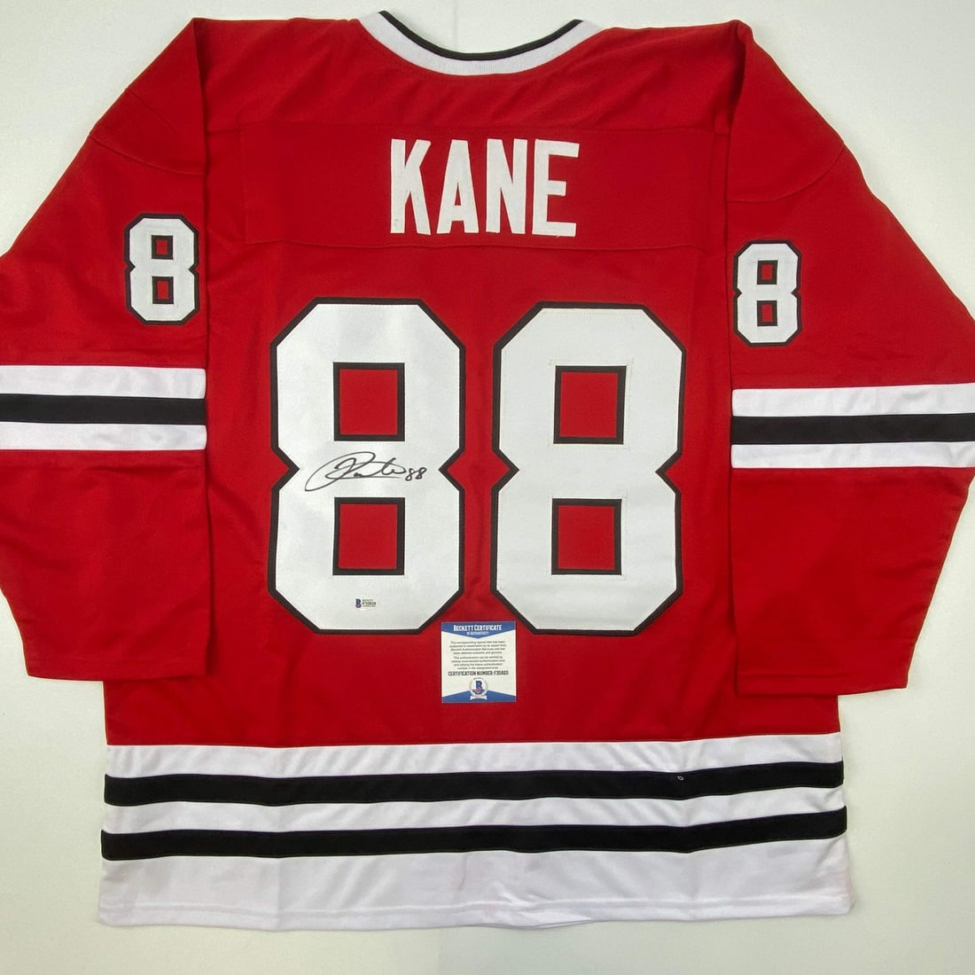 Patrick Kane Autographed Chicago Blackhawks Hockey Jersey Beckett COA: Patrick Kane Autographed Chicago Blackhawks Hockey Jersey Beckett COA Celebrate your passion for hockey with this authentic autographed Patrick Kane Chicago Blackhawks red jersey. Authenticated by Bec