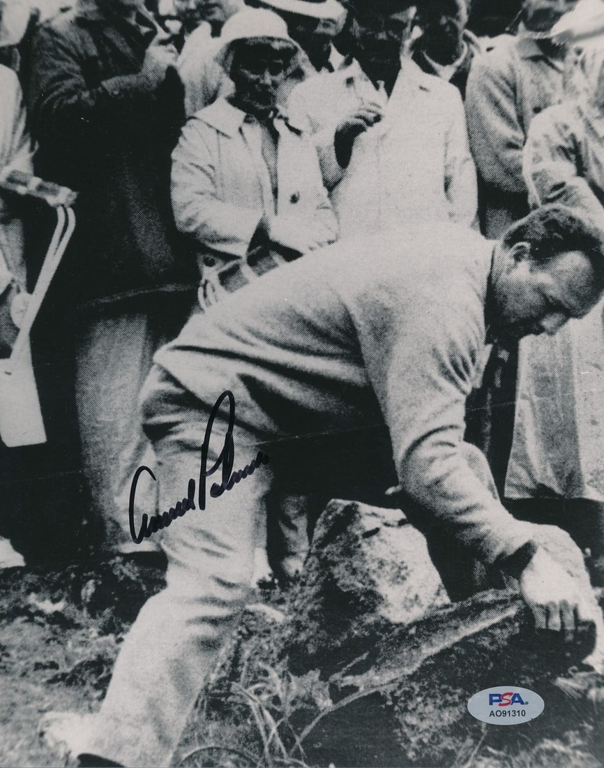 Arnold Palmer Autographed Black and White 8x10 Golf Photo PSA DNA Authenticated: Arnold Palmer Autographed Black and White 8x10 Golf Photo PSA DNA Authenticated This is an original 8x10 black and white photo signed by Arnold Palmer, a celebrated PGA Champion. The autograph is auth