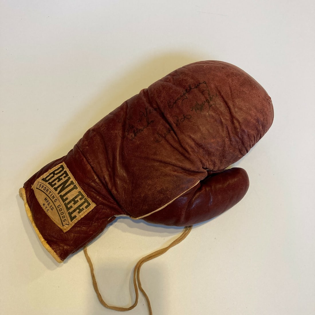 Vintage 1950s Benlee Boxing Glove Signed by Irish Pat Murphy (1 of 6)
