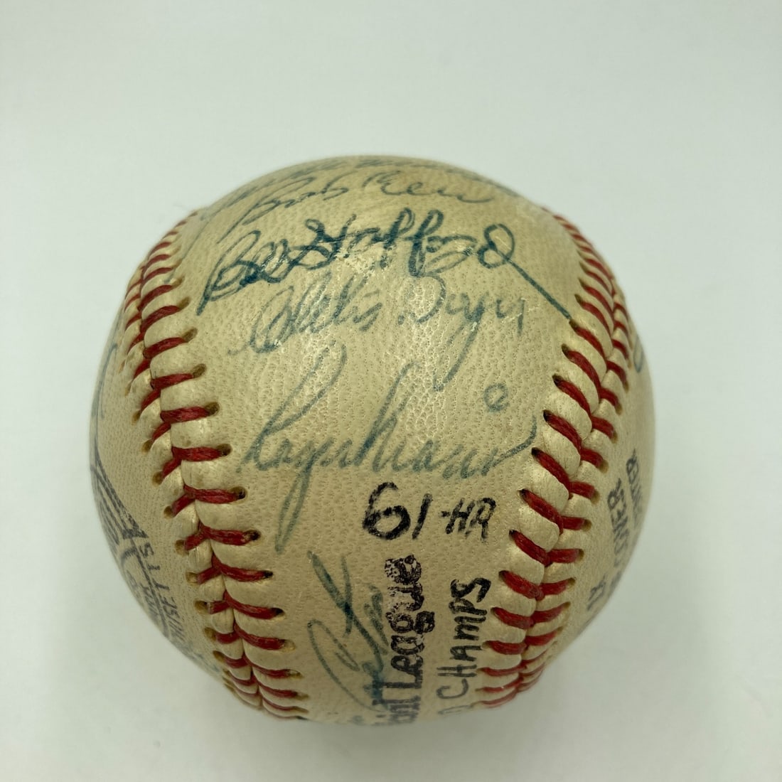 1961 New York Yankees Signed Baseball JSA COA Maris Howard 24 Signatures: 1961 New York Yankees Signed Baseball JSA COA Maris Howard 24 Signatures Celebrate the legacy of the 1961 New York Yankees with this team-signed baseball featuring the autographs of 24 players, includ