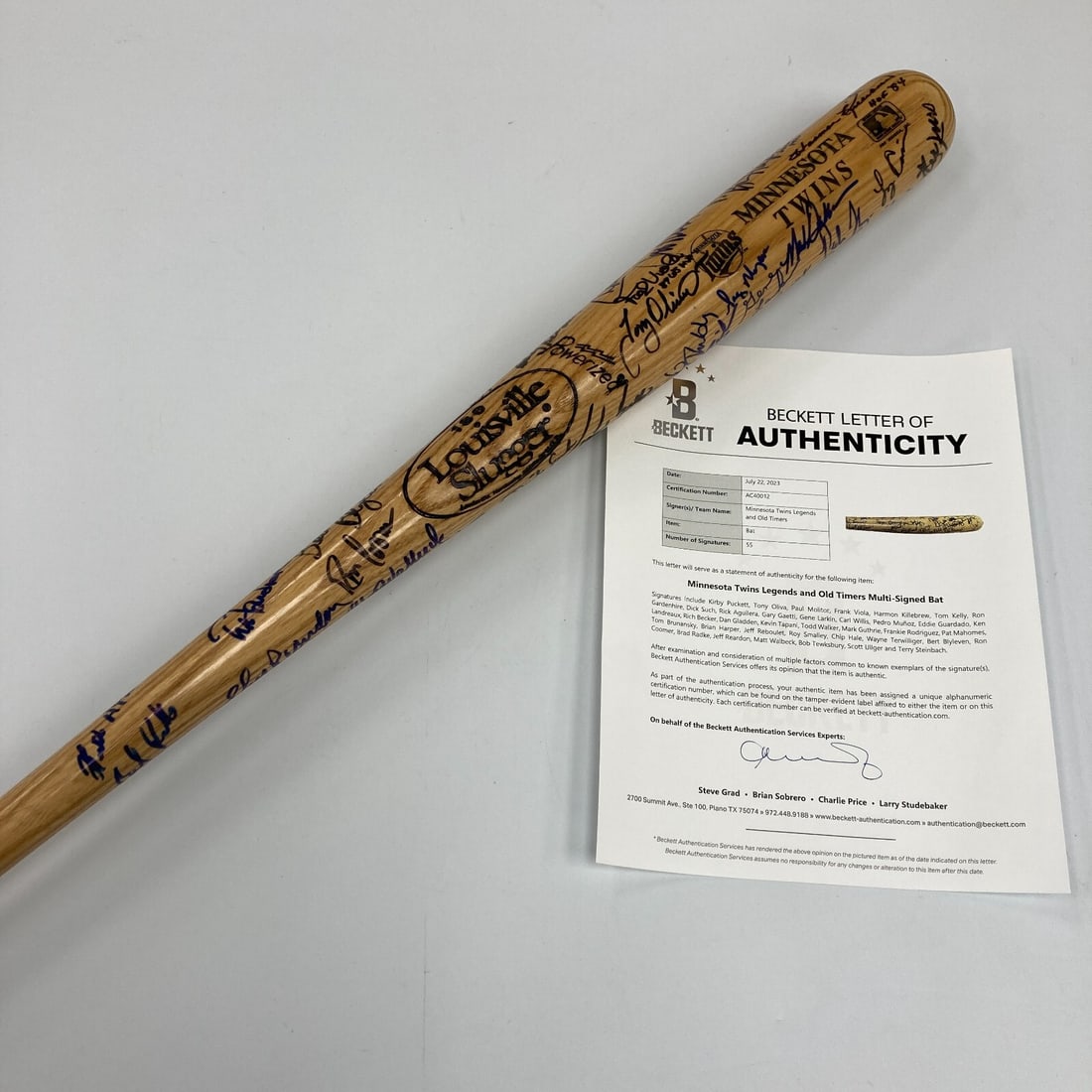 Minnesota Twins Signed Bat 55 Signatures Including Kirby Puckett Beckett COA (1 of 16)