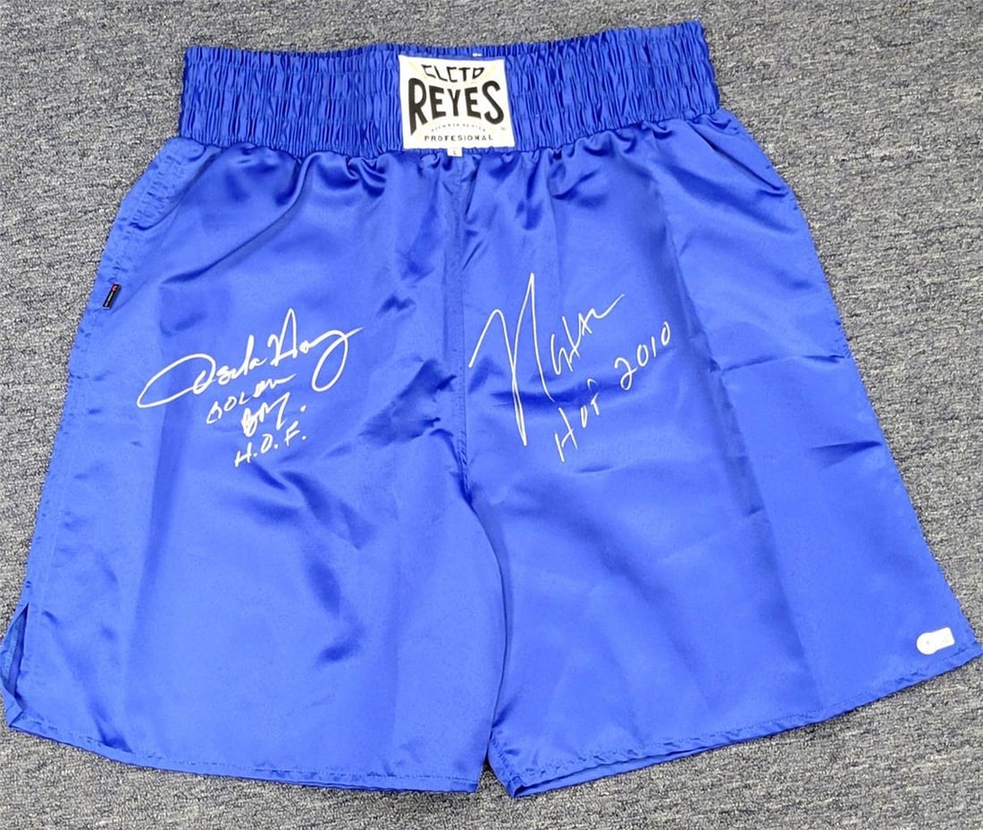 Julio Cesar Chavez Signed Boxing Trunks with Beckett BAS Authentication (1 of 6)