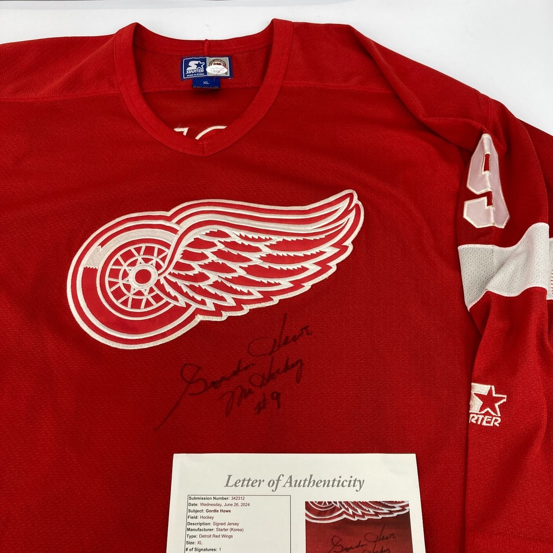 Gordie Howe #9 Signed Authentic Detroit Red Wings Jersey JSA COA: Gordie Howe #9 Signed Authentic Detroit Red Wings Jersey JSA COA Celebrate the legacy of hockey legend Gordie Howe with this authentic Detroit Red Wings jersey. This pre-owned jersey has been personal