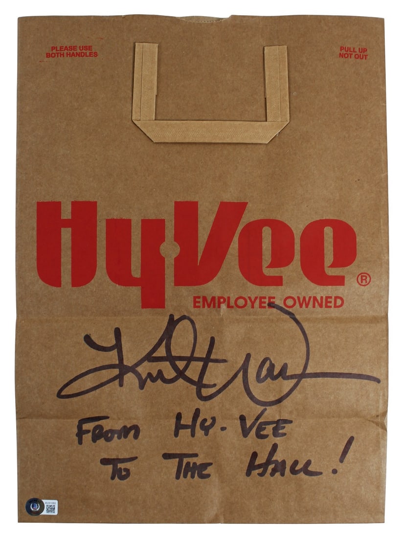 Kurt Warner Signed Hy-Vee Grocery Bag BAS Witnessed Authentic: Kurt Warner Signed Hy-Vee Grocery Bag BAS Witnessed Authentic Celebrate the legacy of Kurt Warner with this authentic signed Hy-Vee grocery bag, featuring the inscription "From Hy-Vee To The Hall!". T