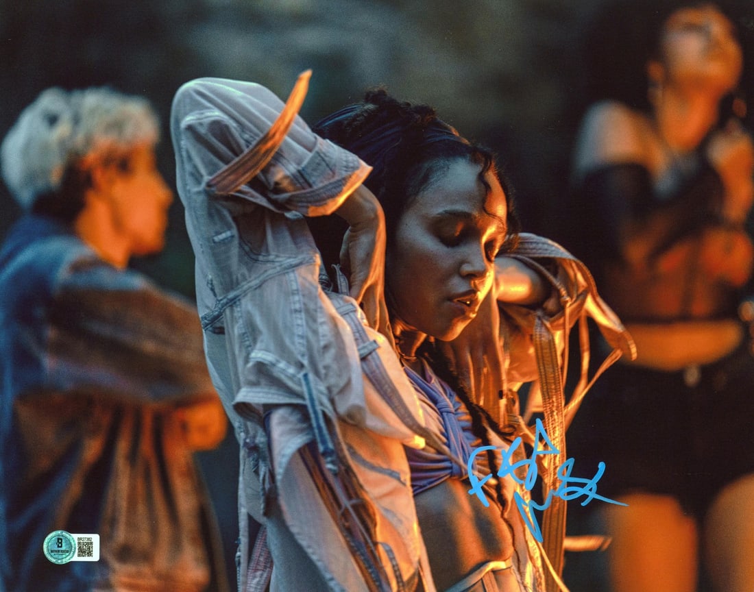 FKA Twigs The Crow Signed 11x14 Photo Beckett Authenticated: FKA Twigs The Crow Signed 11x14 Photo Beckett Authenticated This authentic 11x14 horizontal photograph features the signature of FKA Twigs, renowned for her role in 'The Crow'. The item is certified a