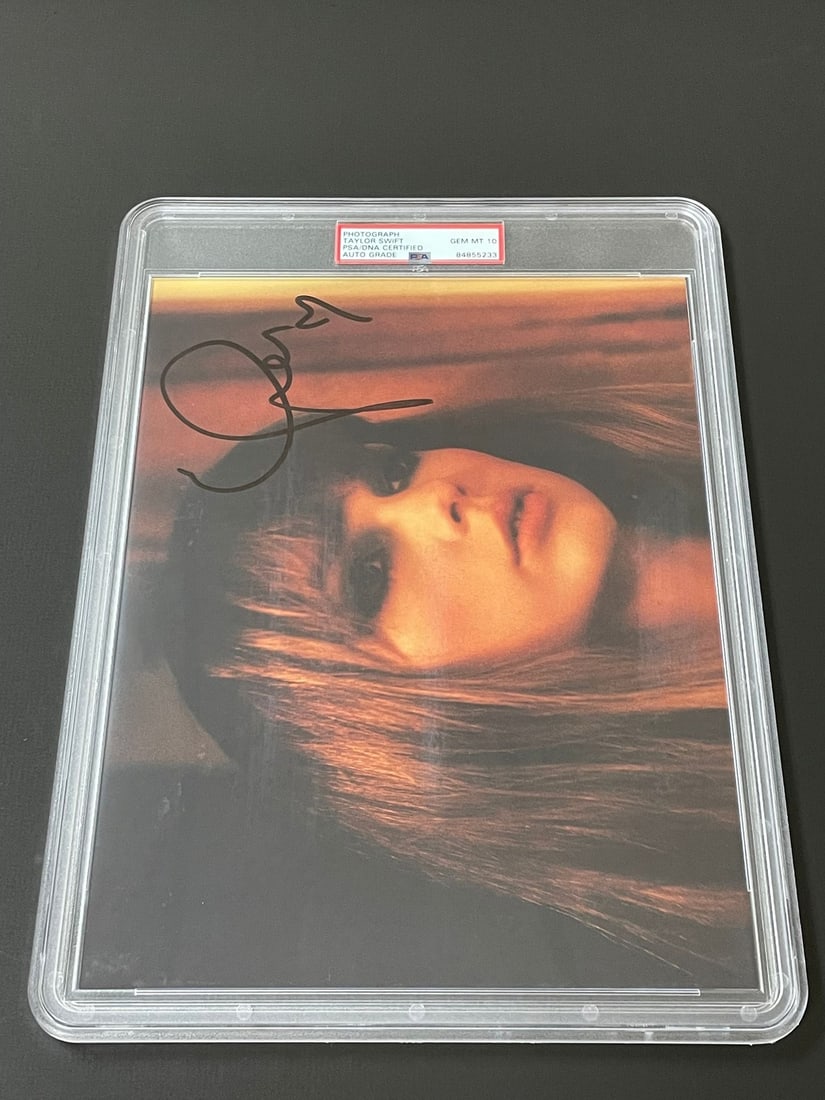 Taylor Swift Signed 8x10 Photo PSA/DNA Authenticated AUTO 10 (1 of 2)