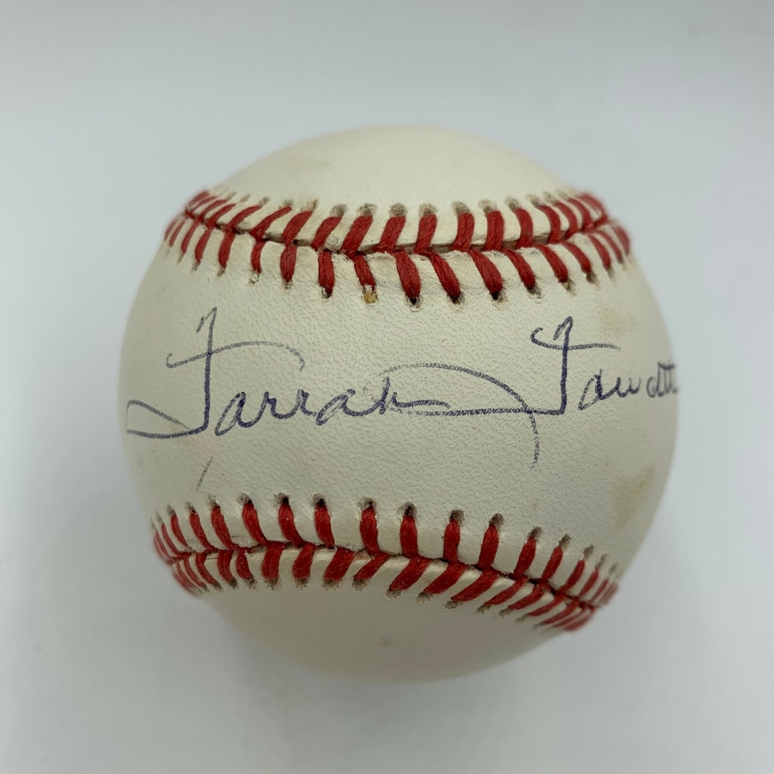 Farrah Fawcett Signed National League Baseball Beckett COA Rare: Farrah Fawcett Signed National League Baseball Beckett COA Rare This is a rare Farrah Fawcett single-signed National League baseball, authenticated by Beckett. The signature adds a unique value to thi