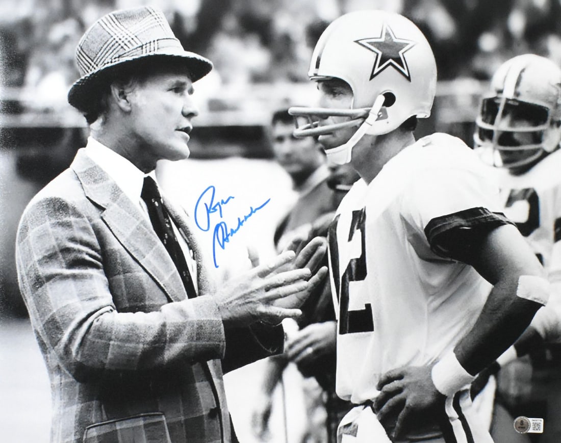 Roger Staubach Autographed Dallas Cowboys 16x20 Photo Beckett Authenticated: Roger Staubach Autographed Dallas Cowboys 16x20 Photo Beckett Authenticated This stunning 16x20 photograph features Roger Staubach, the legendary quarterback for the Dallas Cowboys, and is autographed